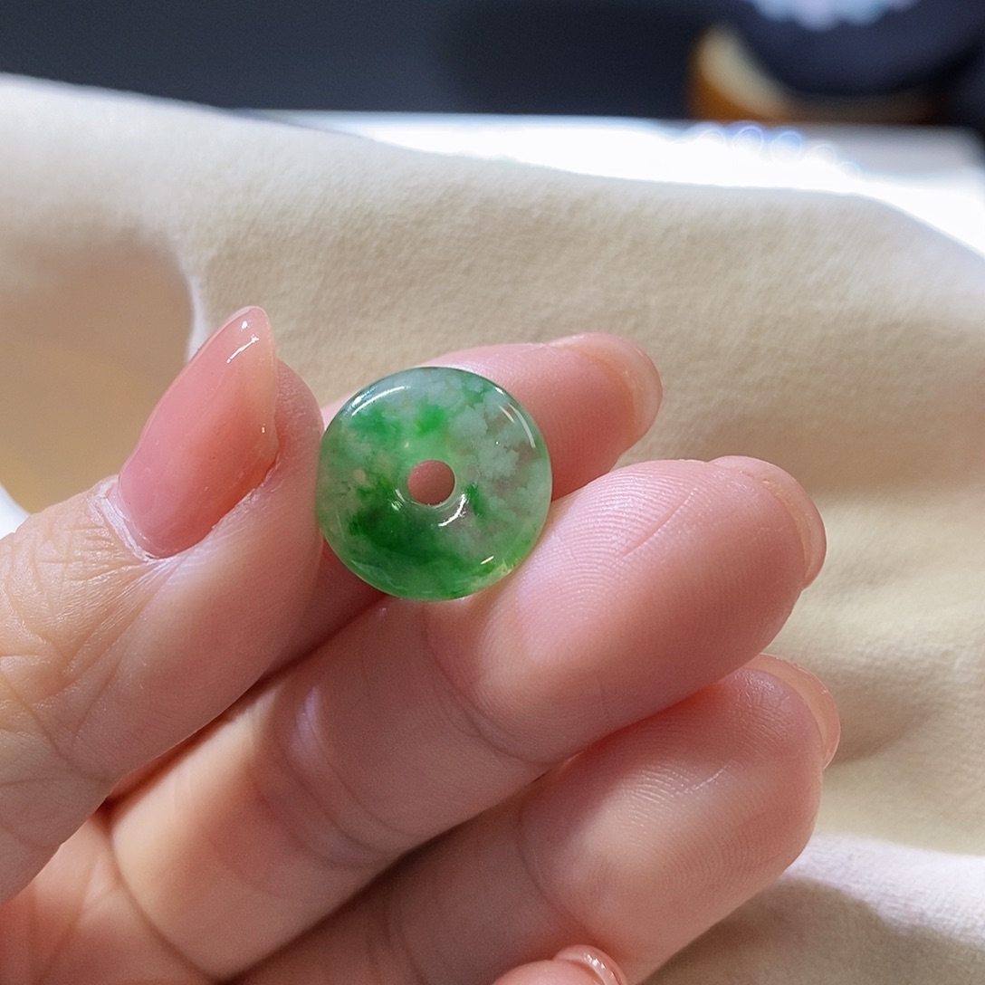 翡翠挂件未镶嵌甜甜圈