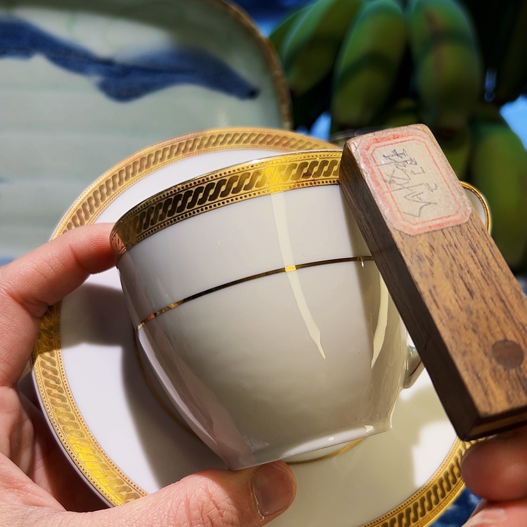 咖啡杯和咖啡杯两块巧克力一套