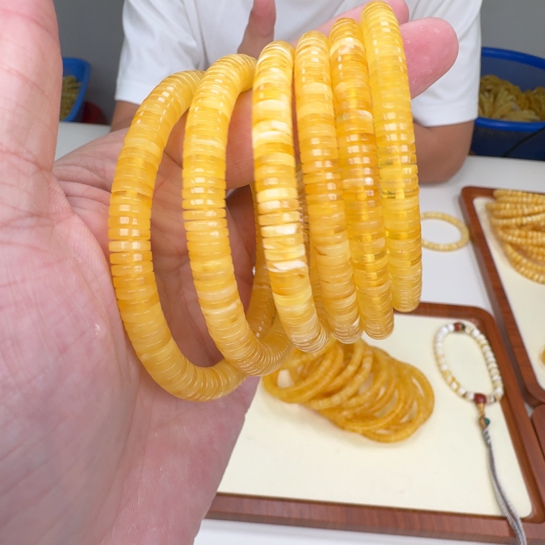琥珀未镶嵌裸石多样性发其一