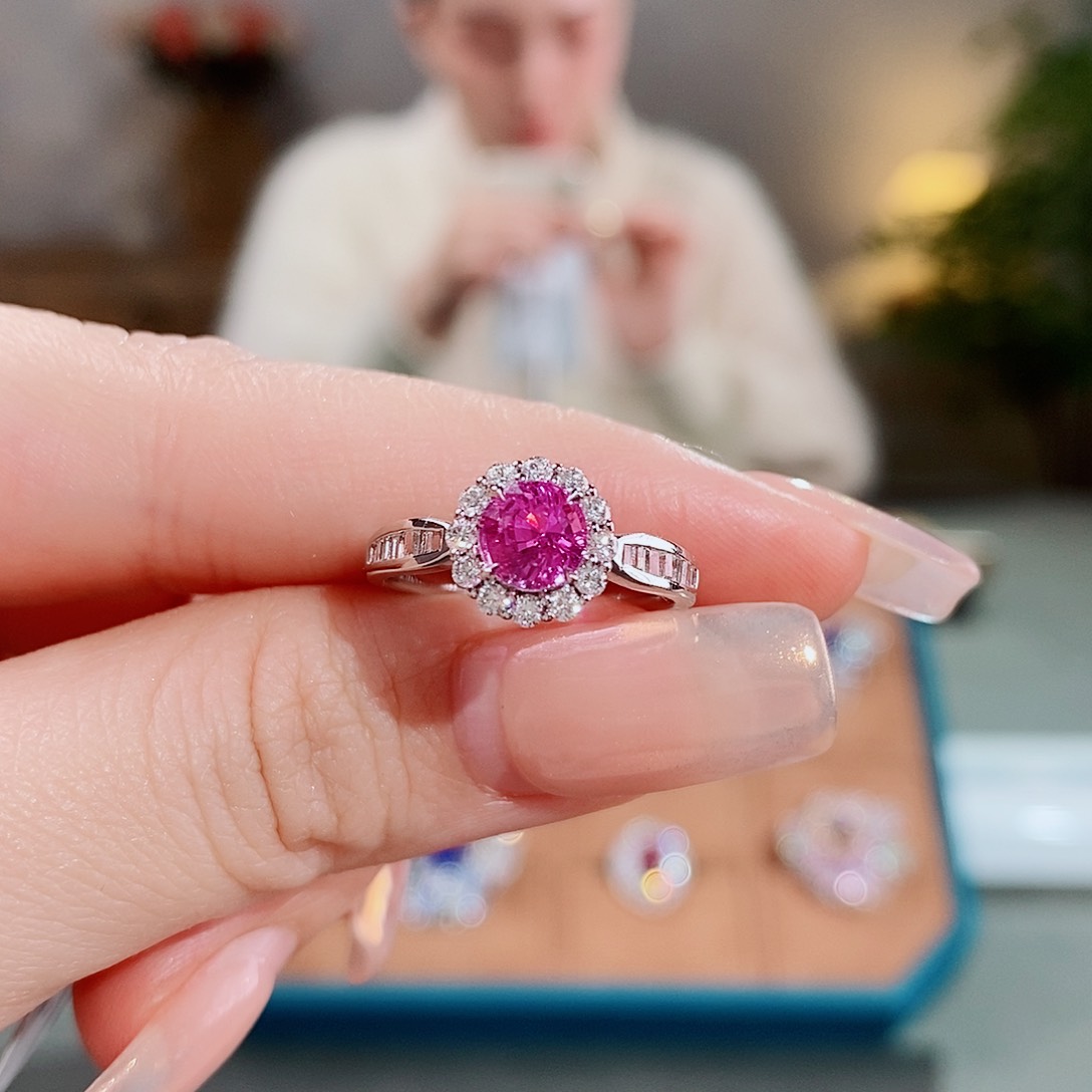 彩色蓝宝石戒指18K金镶嵌1.042ct无烧紫粉色吉尔德