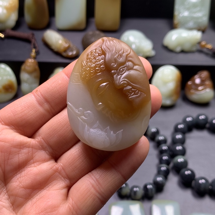 和田玉（糖玉）颈饰未镶嵌清**墨