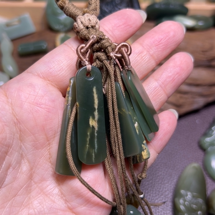 椰***蓉岫岩河磨玉（透闪石质玉）未镶嵌颈饰