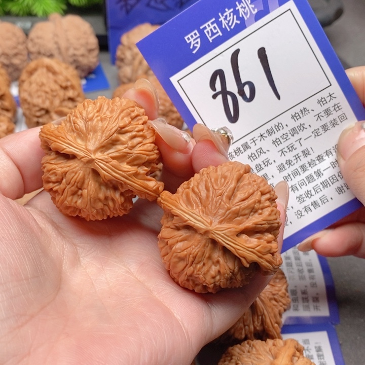 吊坠桃核44白狮子861