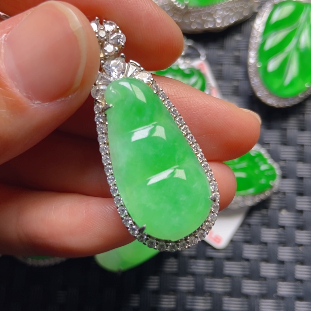 翡翠银S925镶嵌颈饰福豆吊坠