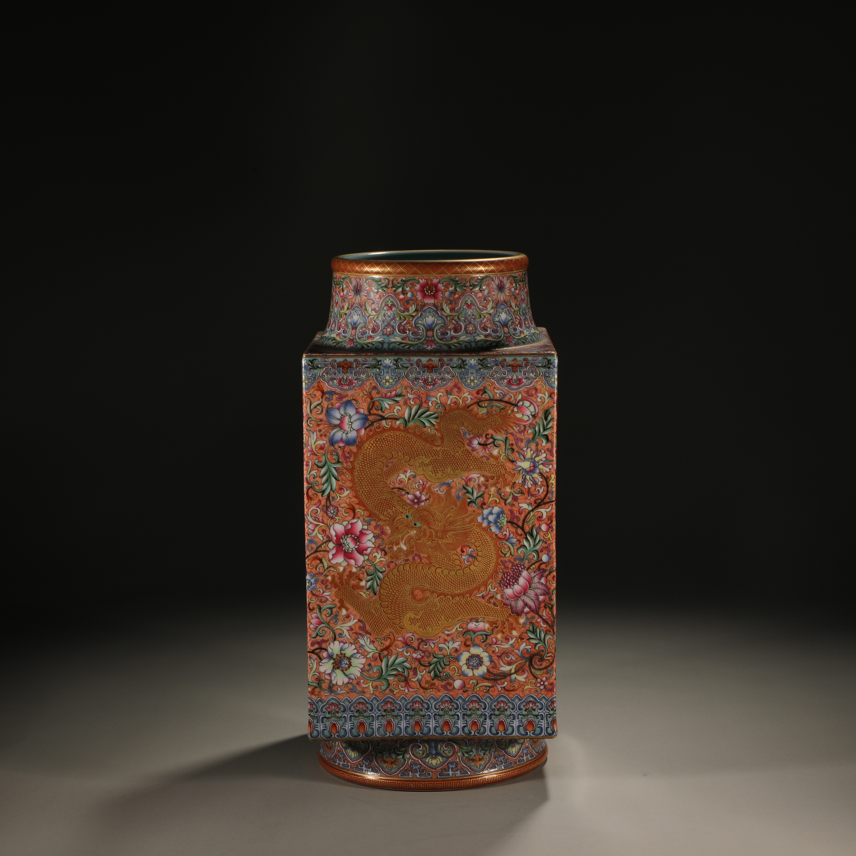 清 珐琅彩描金龙凤穿花纹琮式瓶