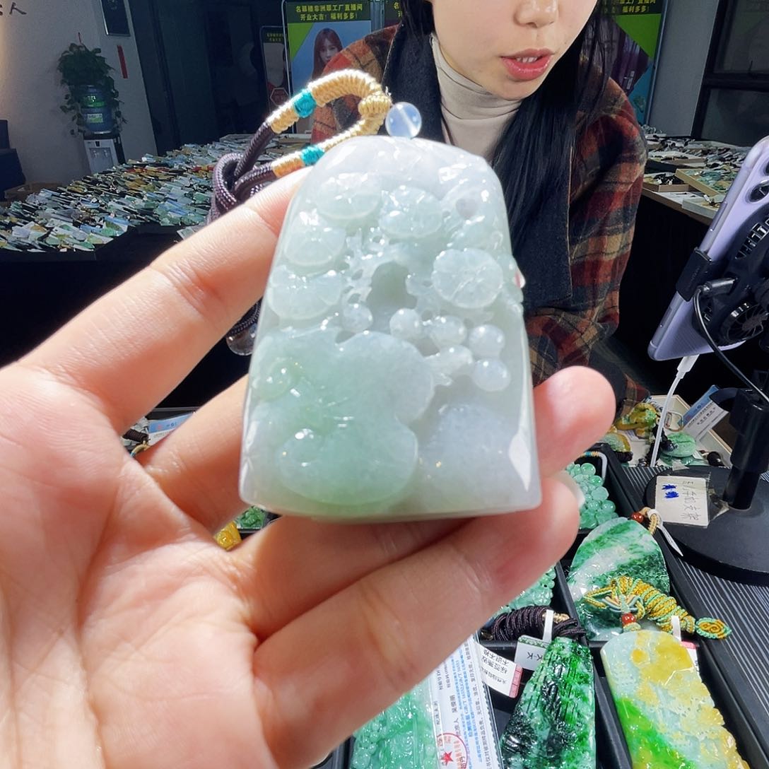 颈饰未镶嵌翡翠一