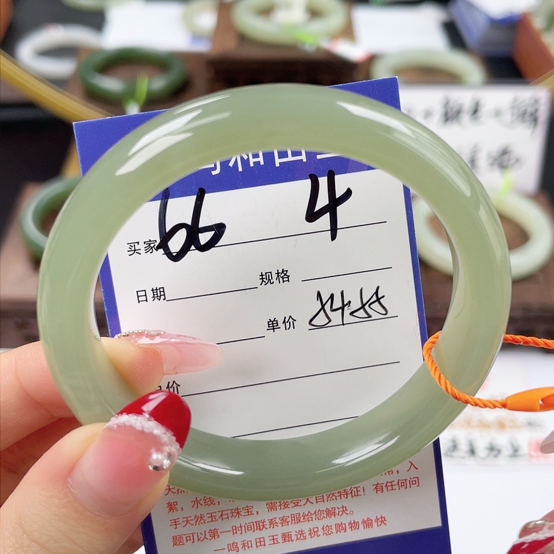 和田玉手镯未镶嵌跟****美