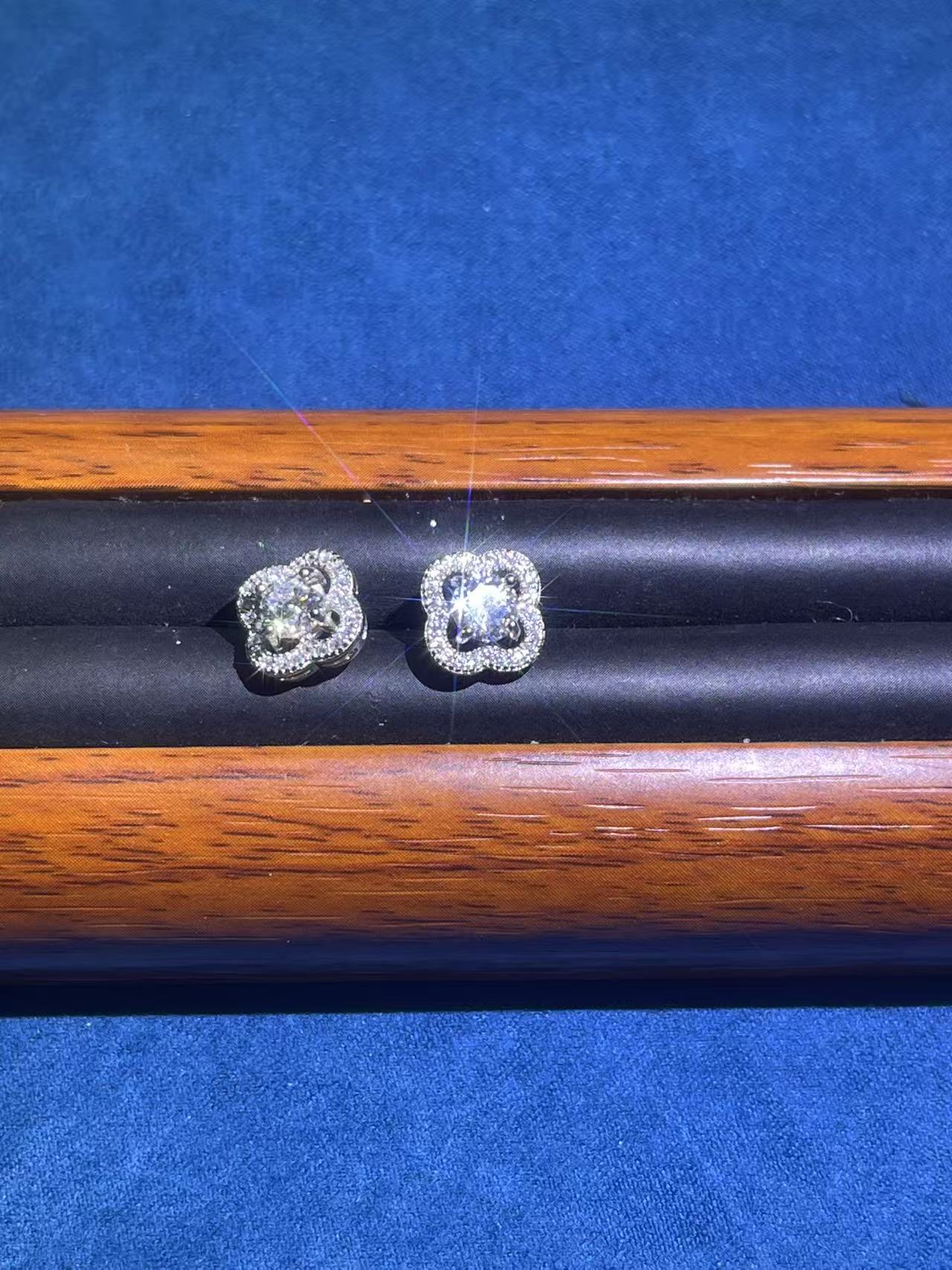 a265白色满镶四叶草耳钉多样性发货
