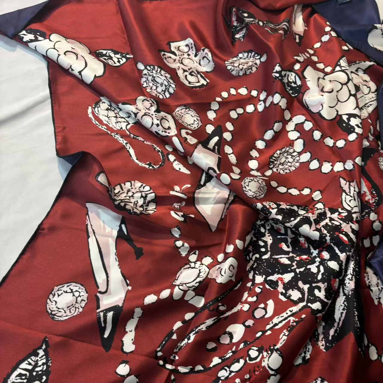 110双面缎方巾-饰绘花棕  105cm丝巾