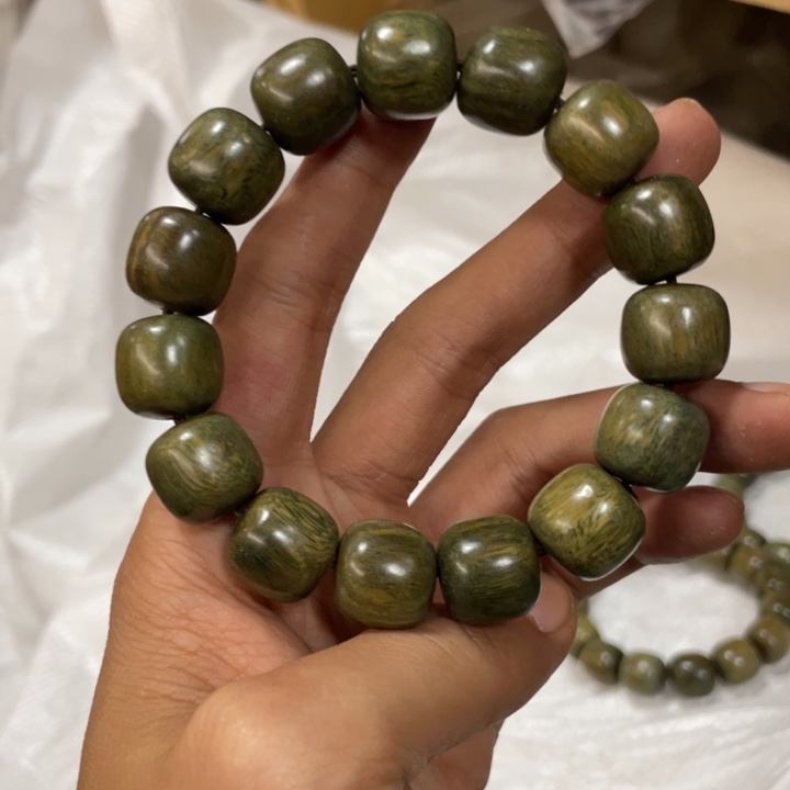 糯***湖维腊木（绿檀）无事牌