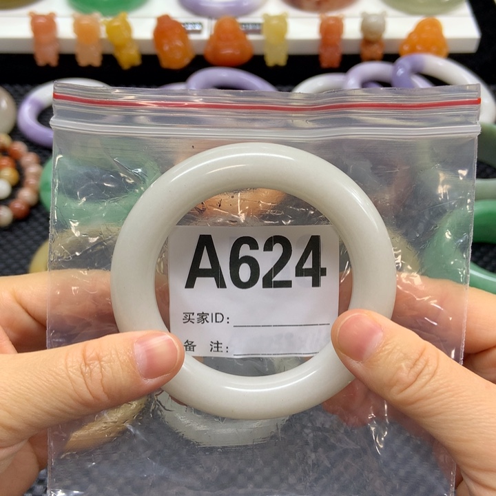 青****石英质玉未镶嵌手镯