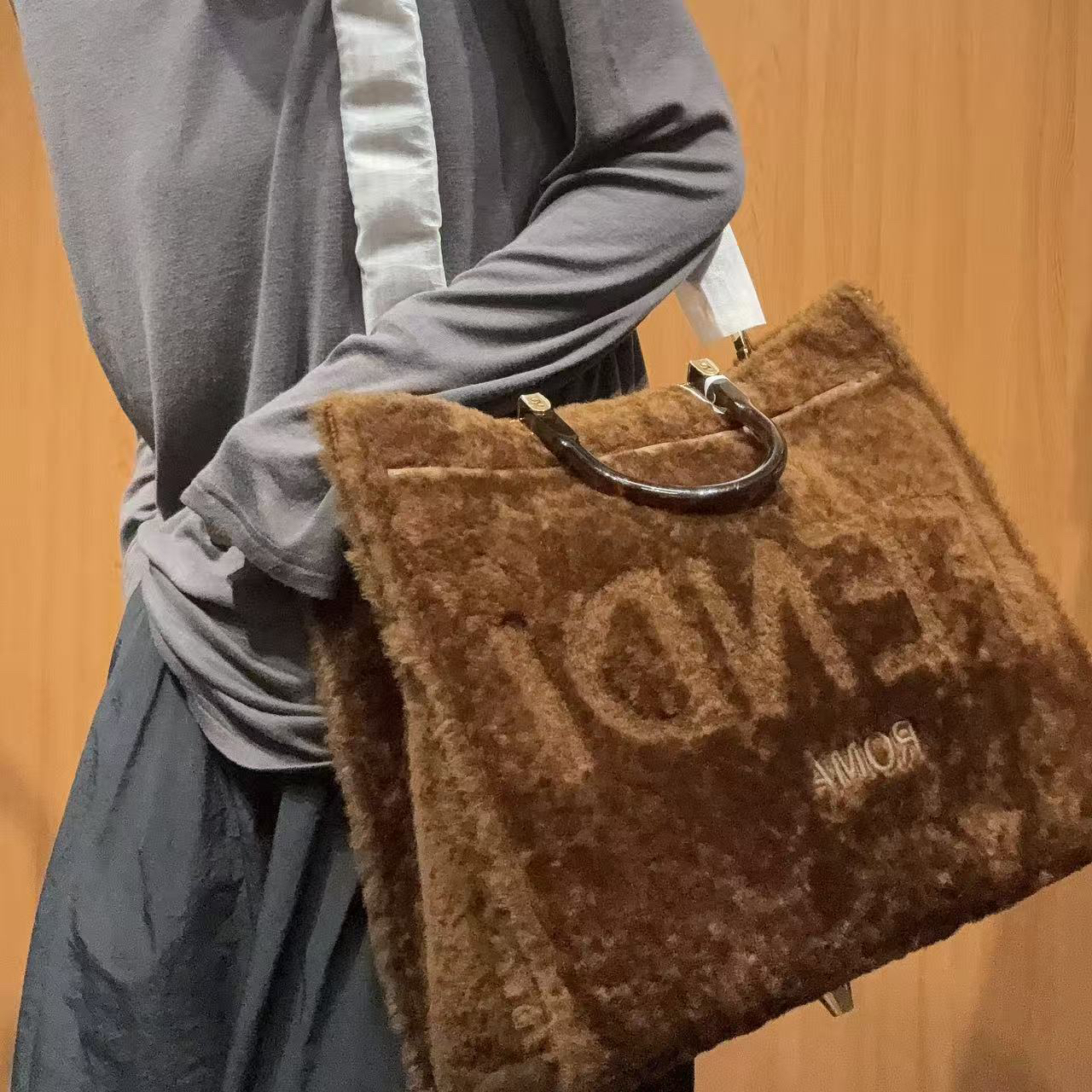 95新 FENDI/芬迪 【蕾】 99 0999 毛毛托特包