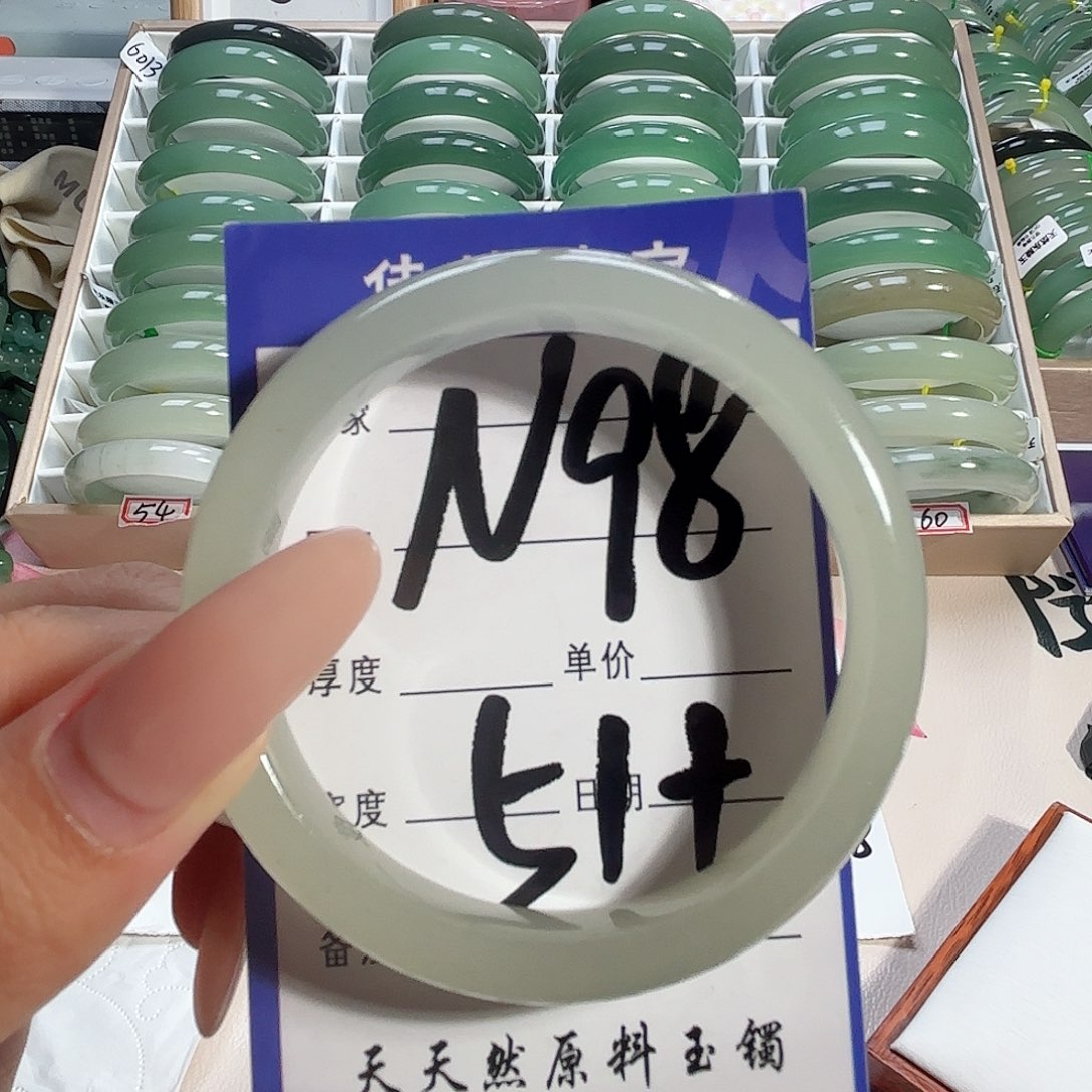 未镶嵌手镯石英质玉