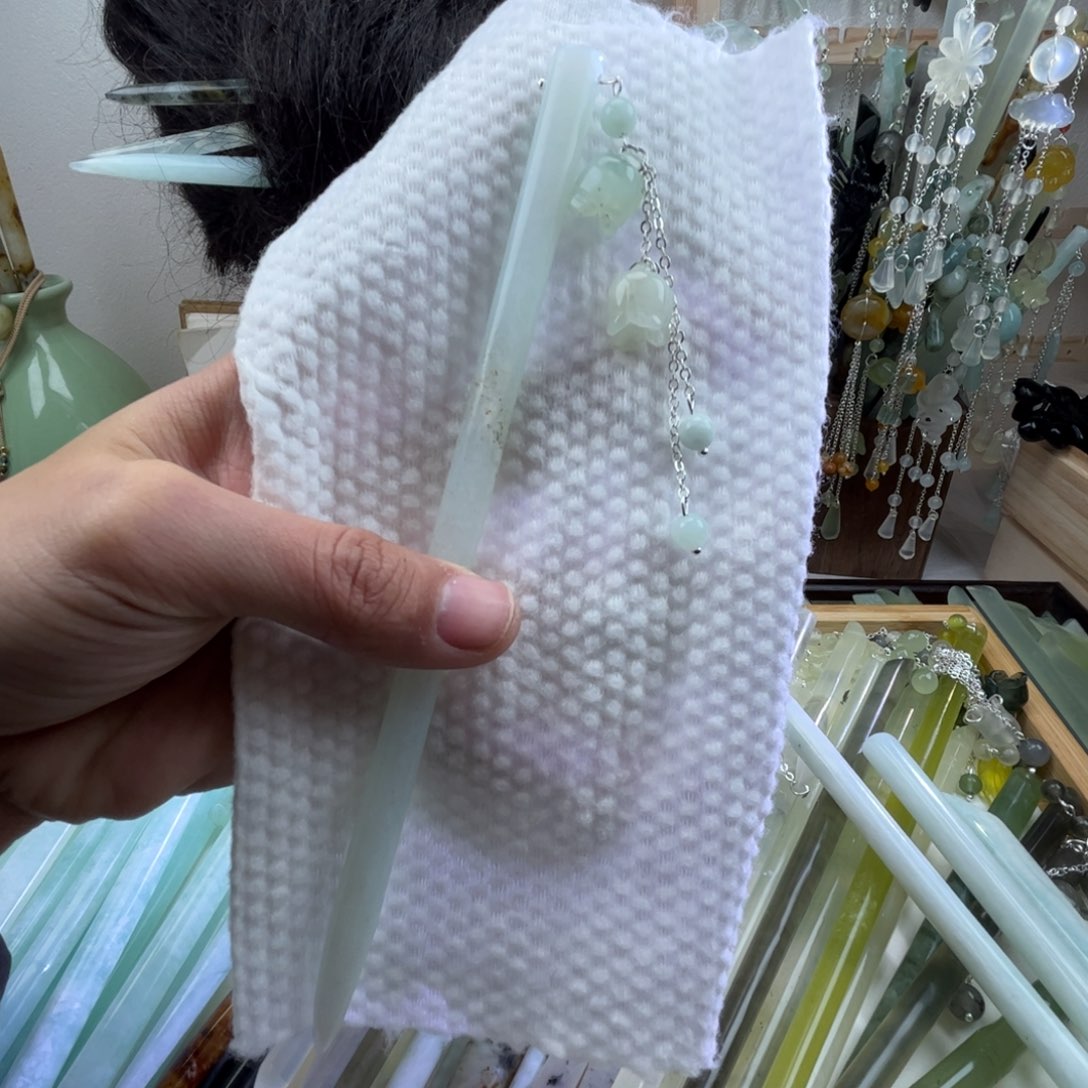 蛇纹石玉发饰未镶嵌天青冻，铃兰也是天青冻，