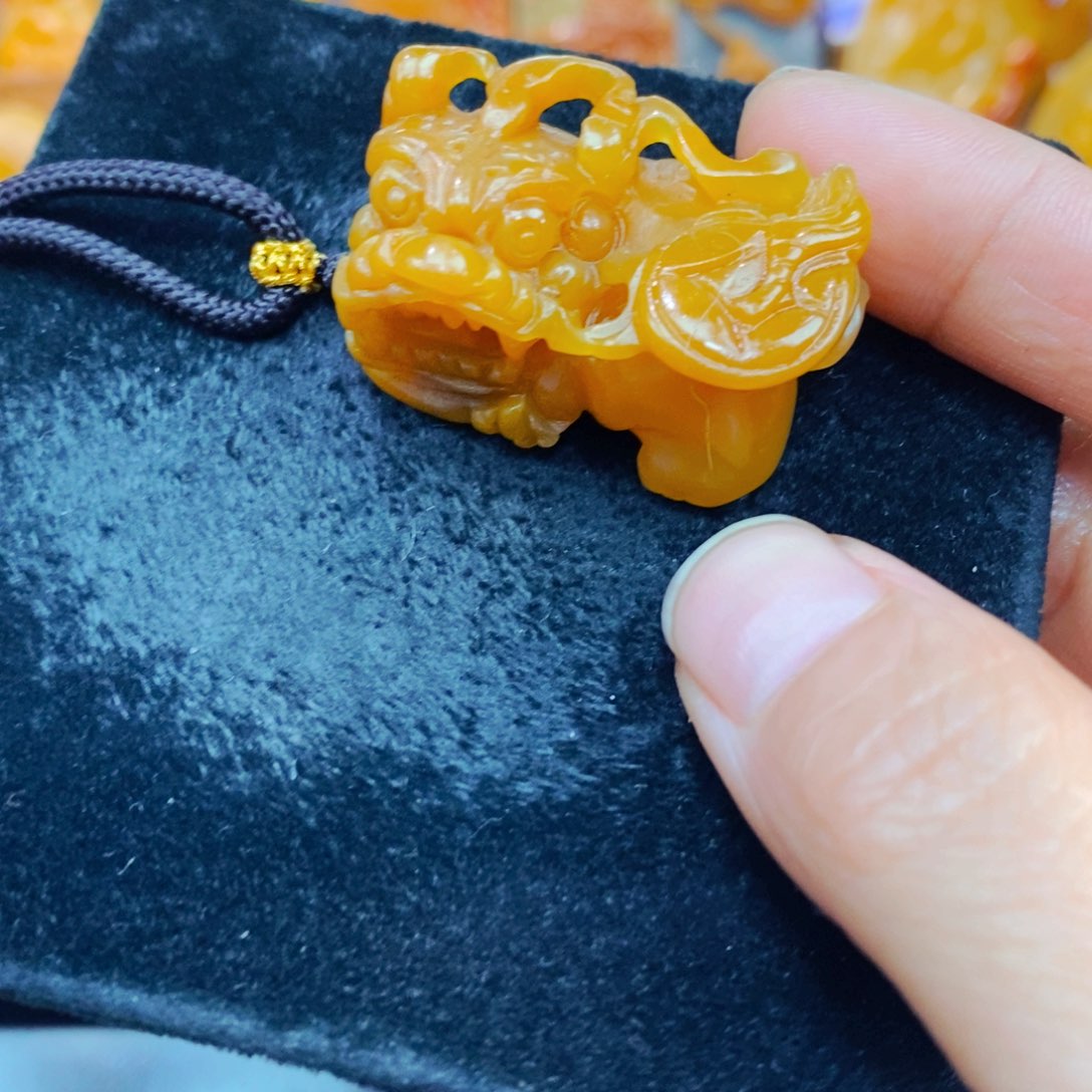 未镶嵌石英质玉（黄龙玉）颈饰