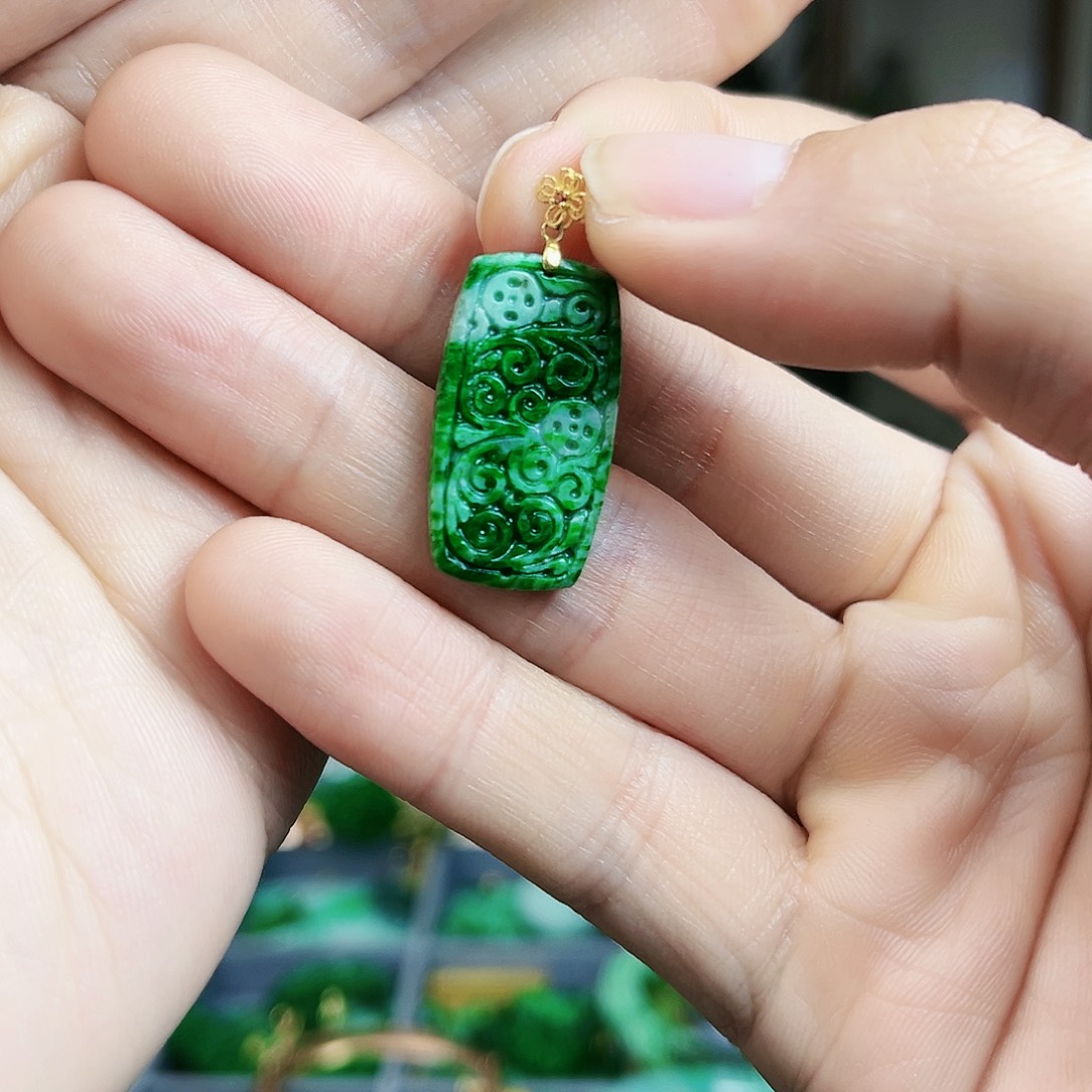 翡翠颈饰18K金镶嵌吊坠