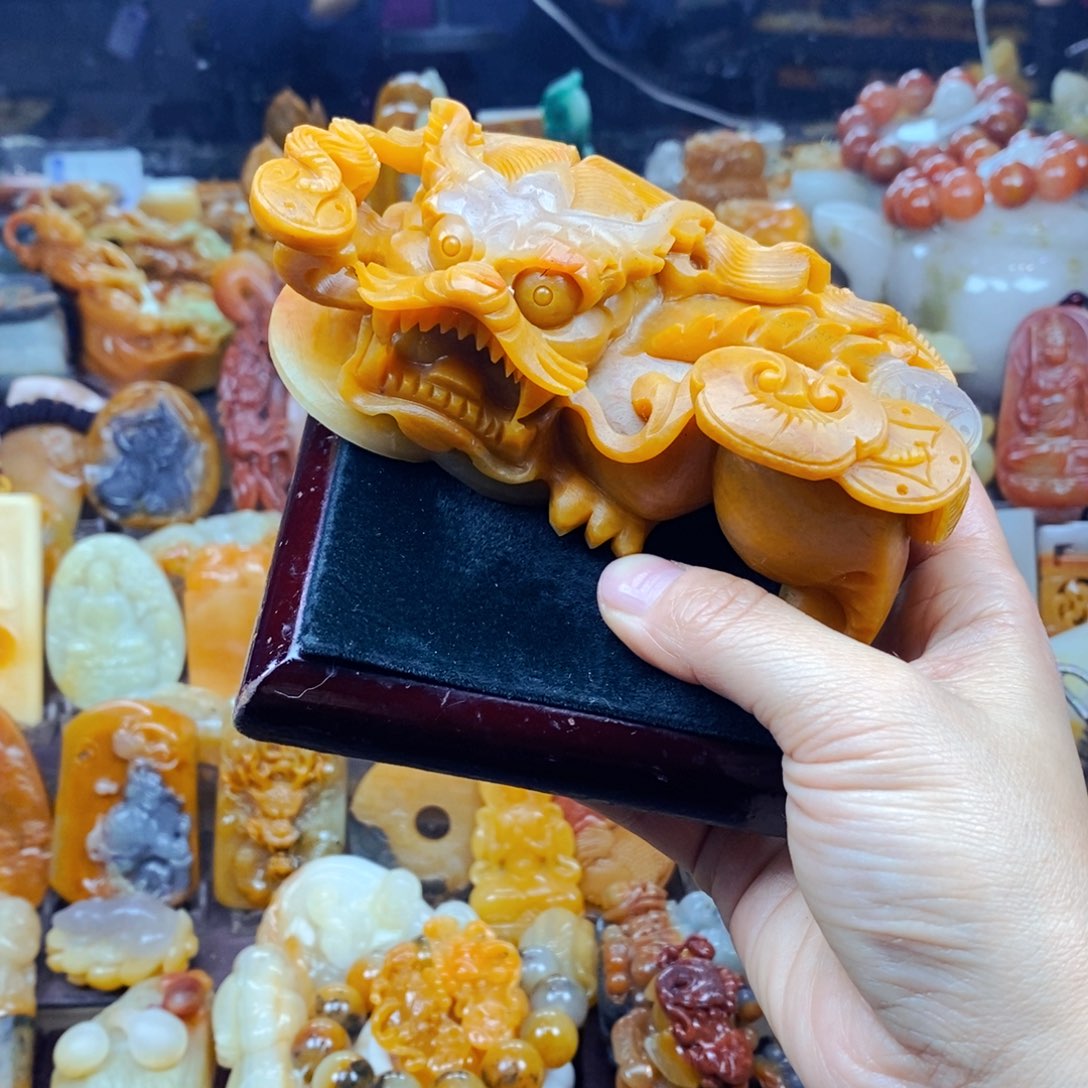 石英质玉（黄龙玉）未镶嵌颈饰