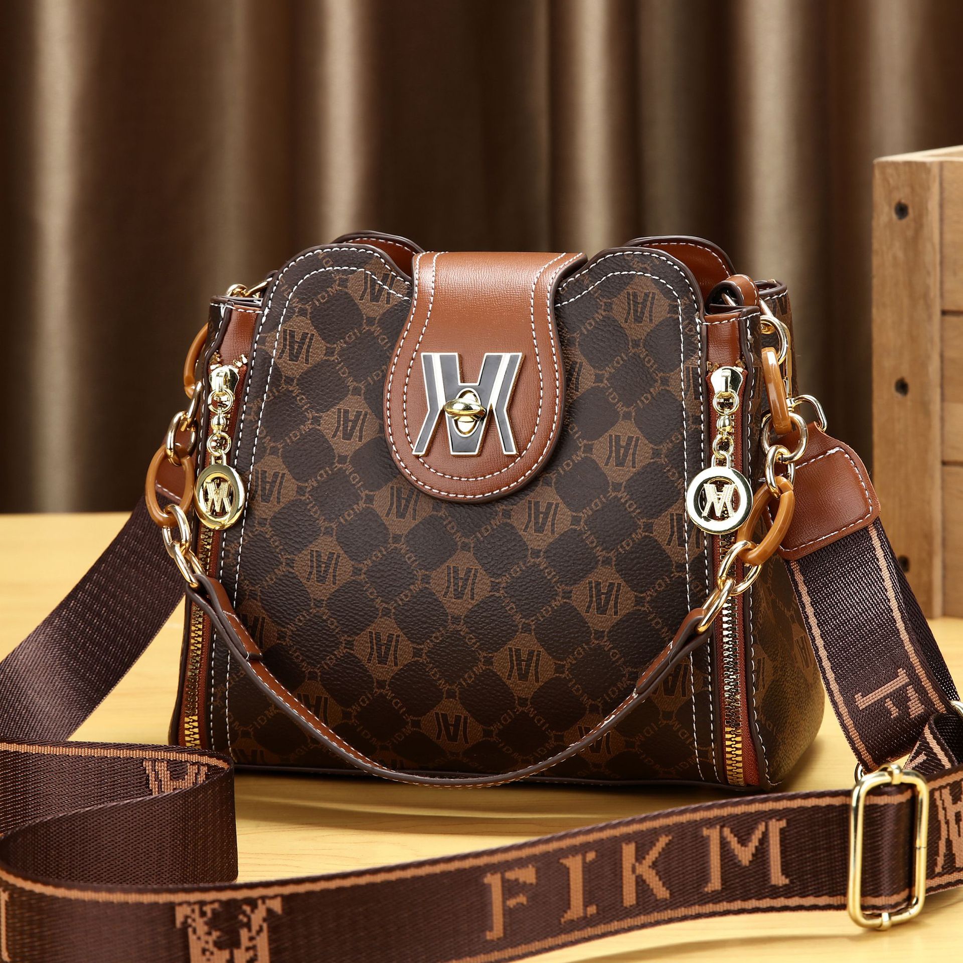 爆款女包流行高级感水桶包2025新款女士小包包百搭手提单肩斜挎包