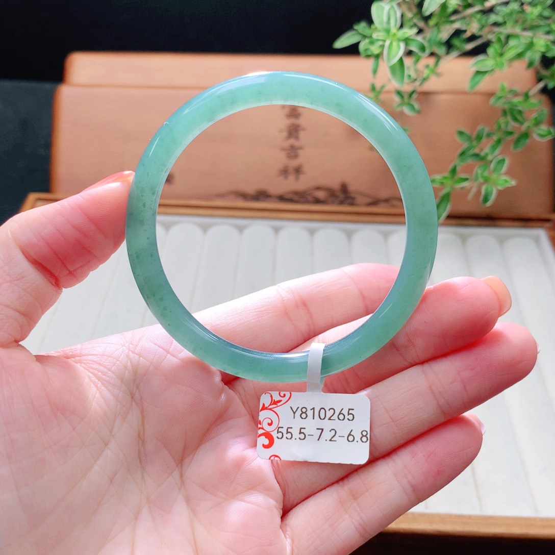 未镶嵌手镯（圆镯）翡翠