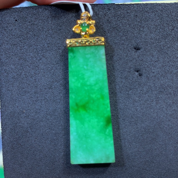 翡翠18K金镶嵌颈饰翡翠