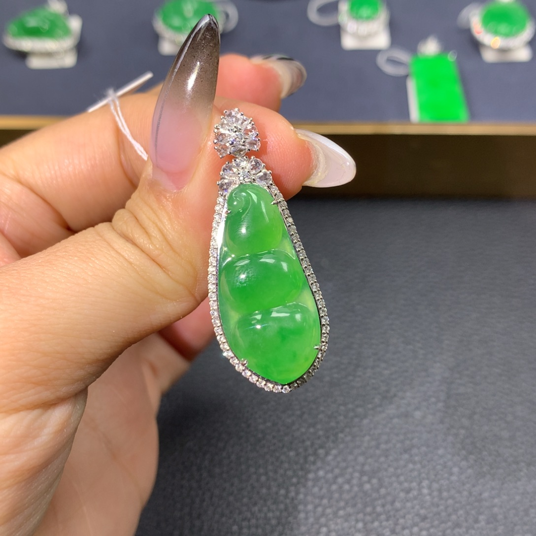 翡翠颈饰18K金镶嵌翡翠