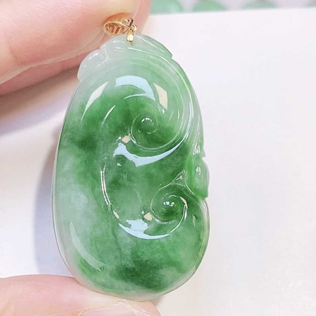 天然翡翠A货 冰飘花辣绿色翡翠如意吊坠42-26-5.6mm