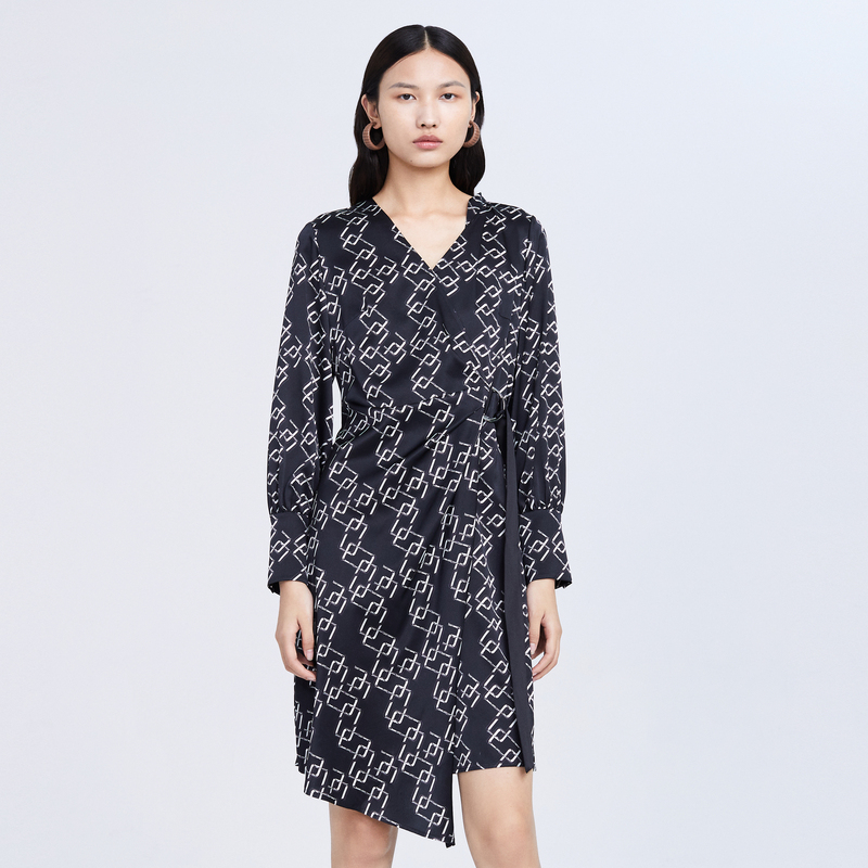 【粉丝专享】IMM尹默春黑蚕丝不规则收腰女连衣裙0115