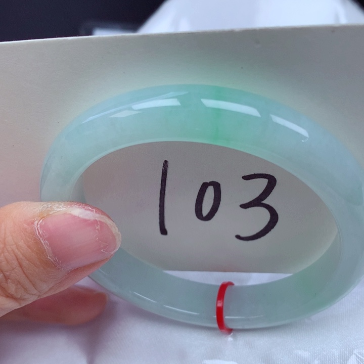 翡翠手镯未镶嵌翡翠