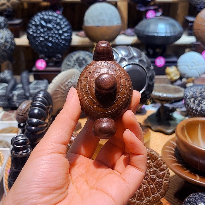 和***年石材龟纹石精品小壶