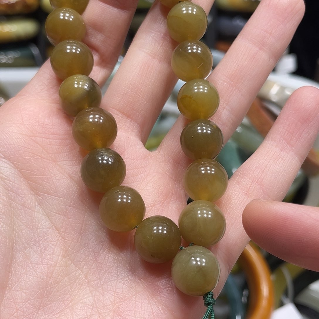 蛇纹石玉手串未镶嵌瑕