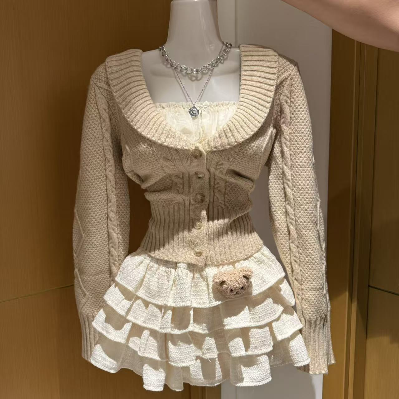 奶茶妹妹纯欲内搭毛衣杏色短裙