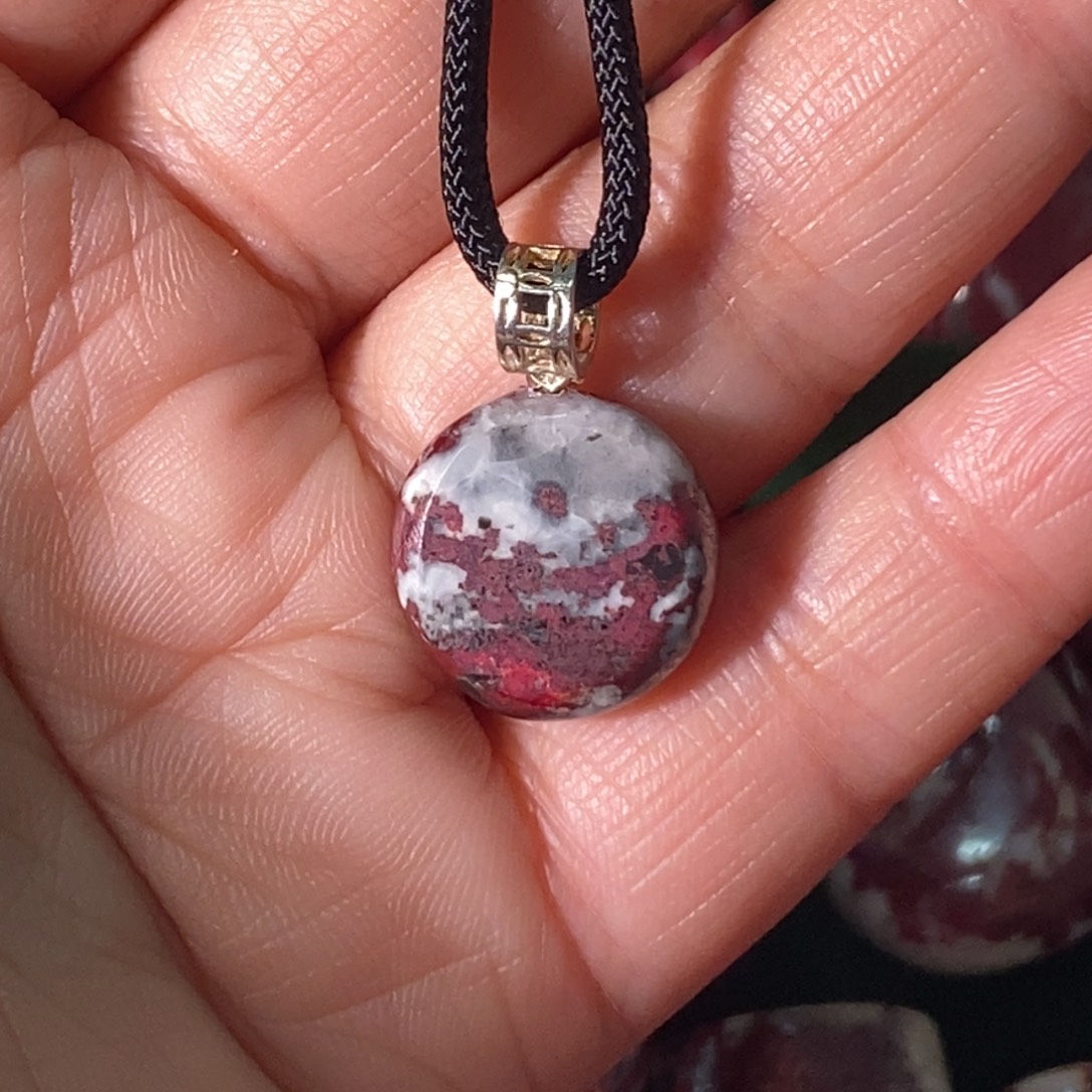 ****格天然辰砂天然朱砂原矿吊坠