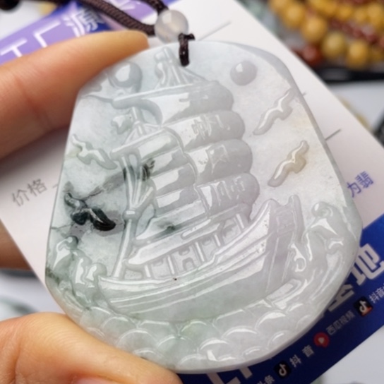 翡翠颈饰未镶嵌翡翠