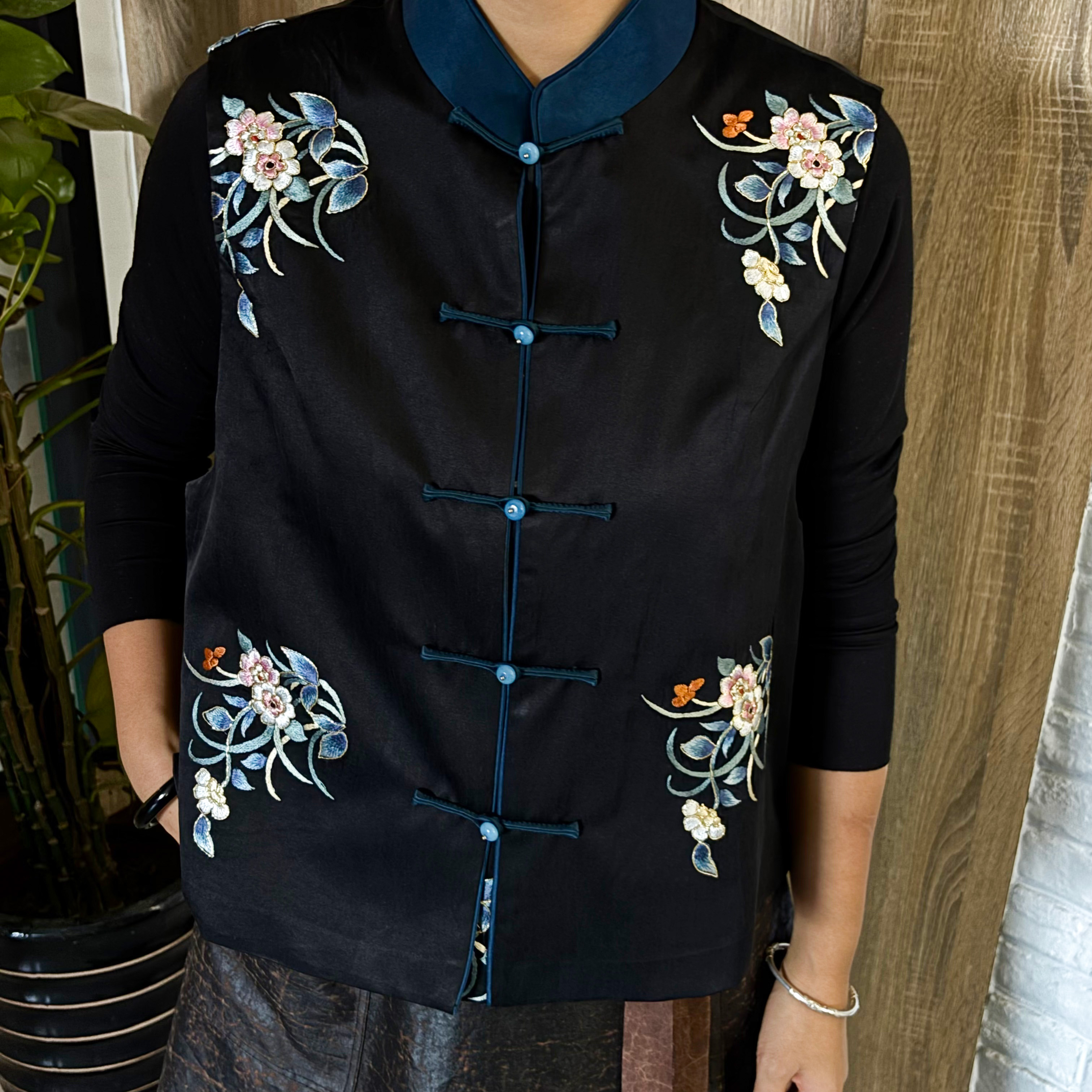 【天莨閤】原创 「墨绣蓝韵・盘扣雅襟」素平缎香云纱 刺绣马甲 衣长52