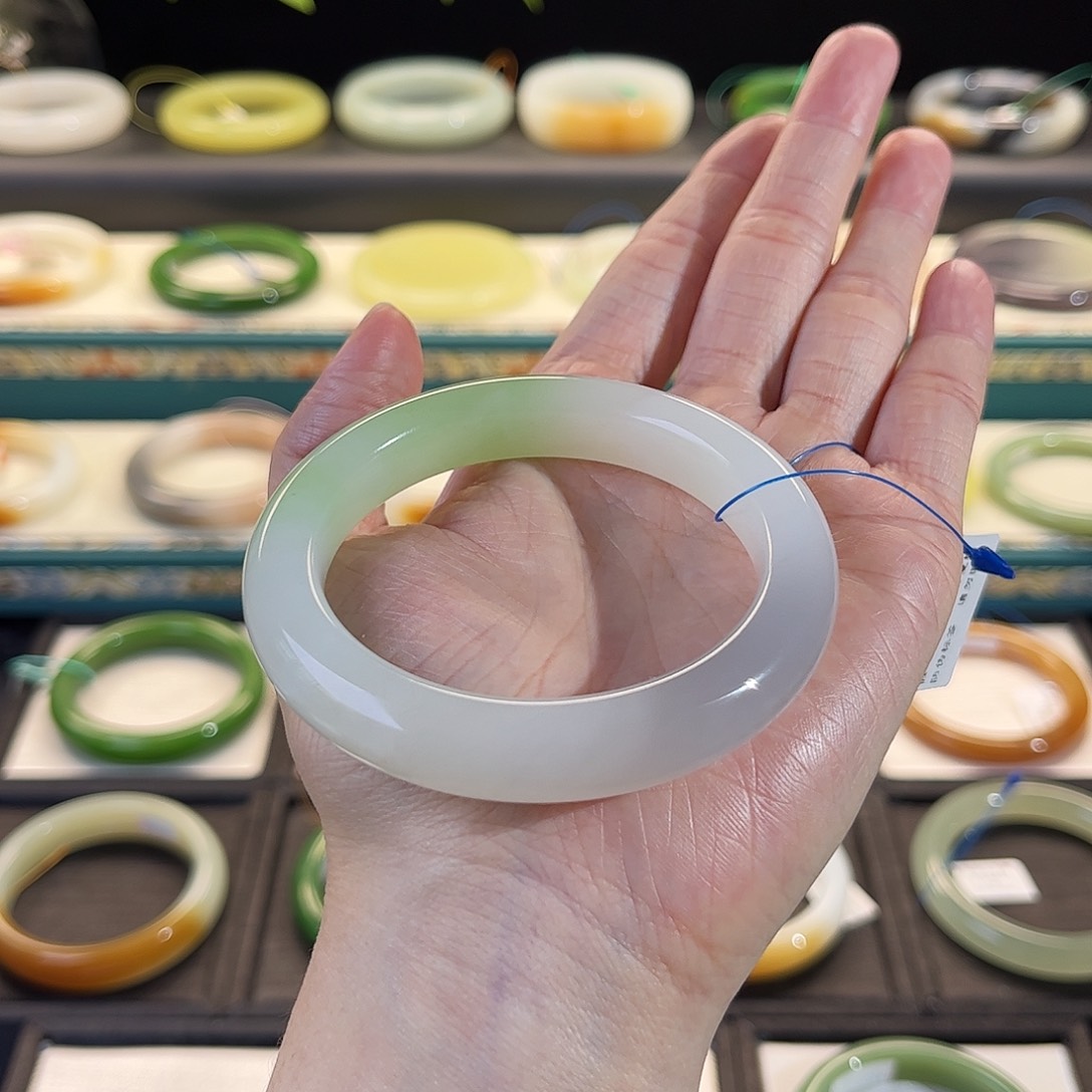 和田玉手镯未镶嵌春带彩