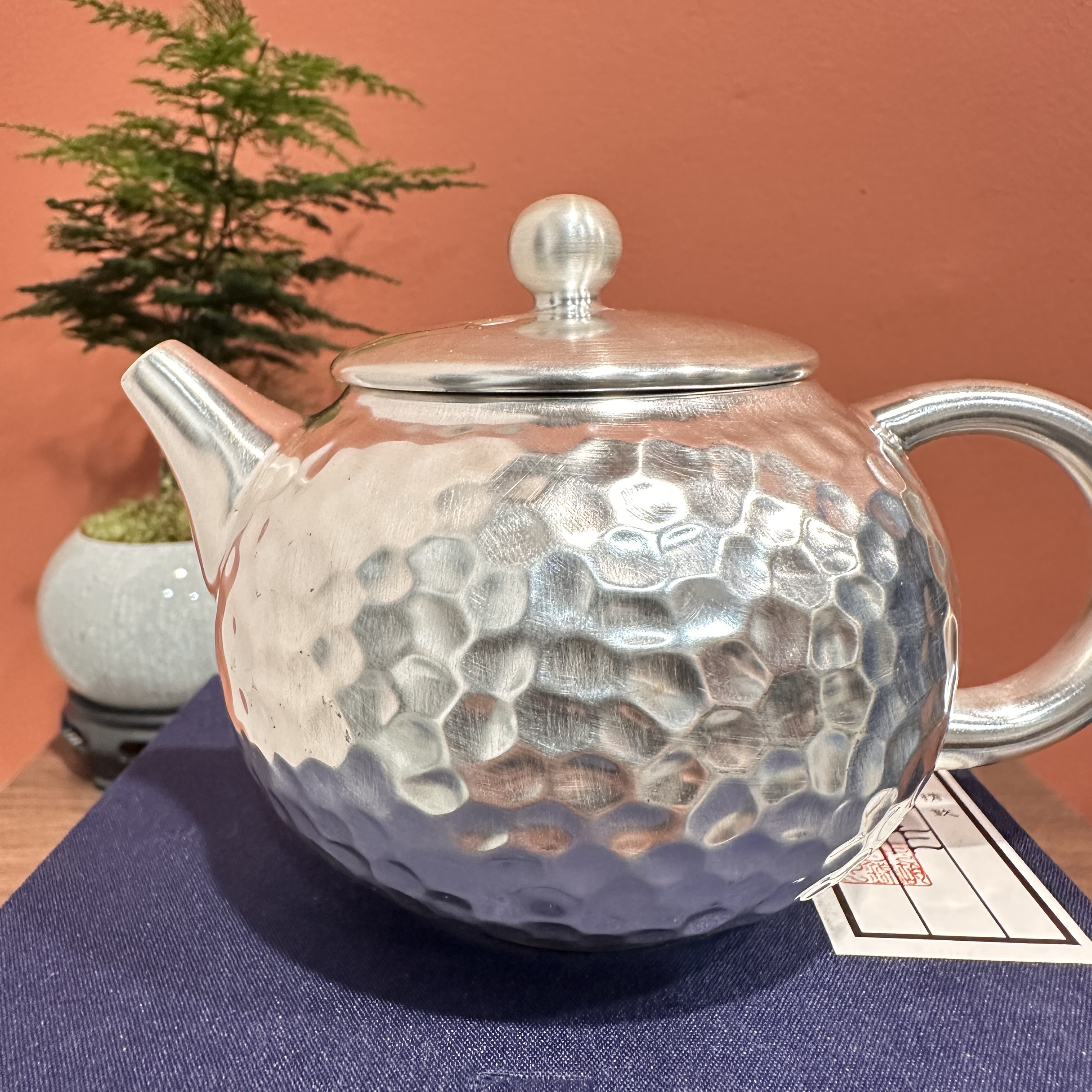 C511-锤纹鎏银茶壶+中号蓝色礼盒