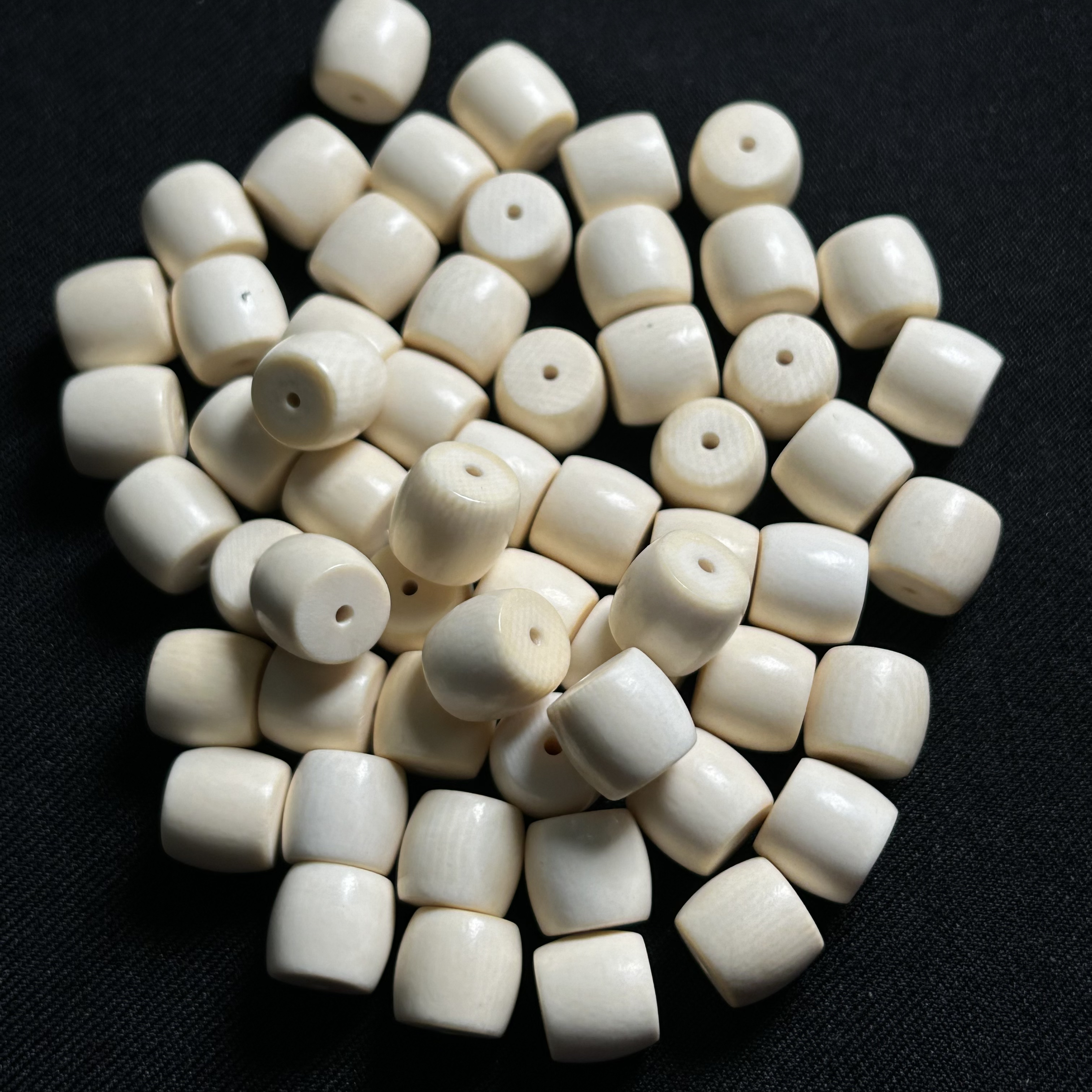P027只做天然猛犸象牙 直切桶珠 约直径11*对孔10mm