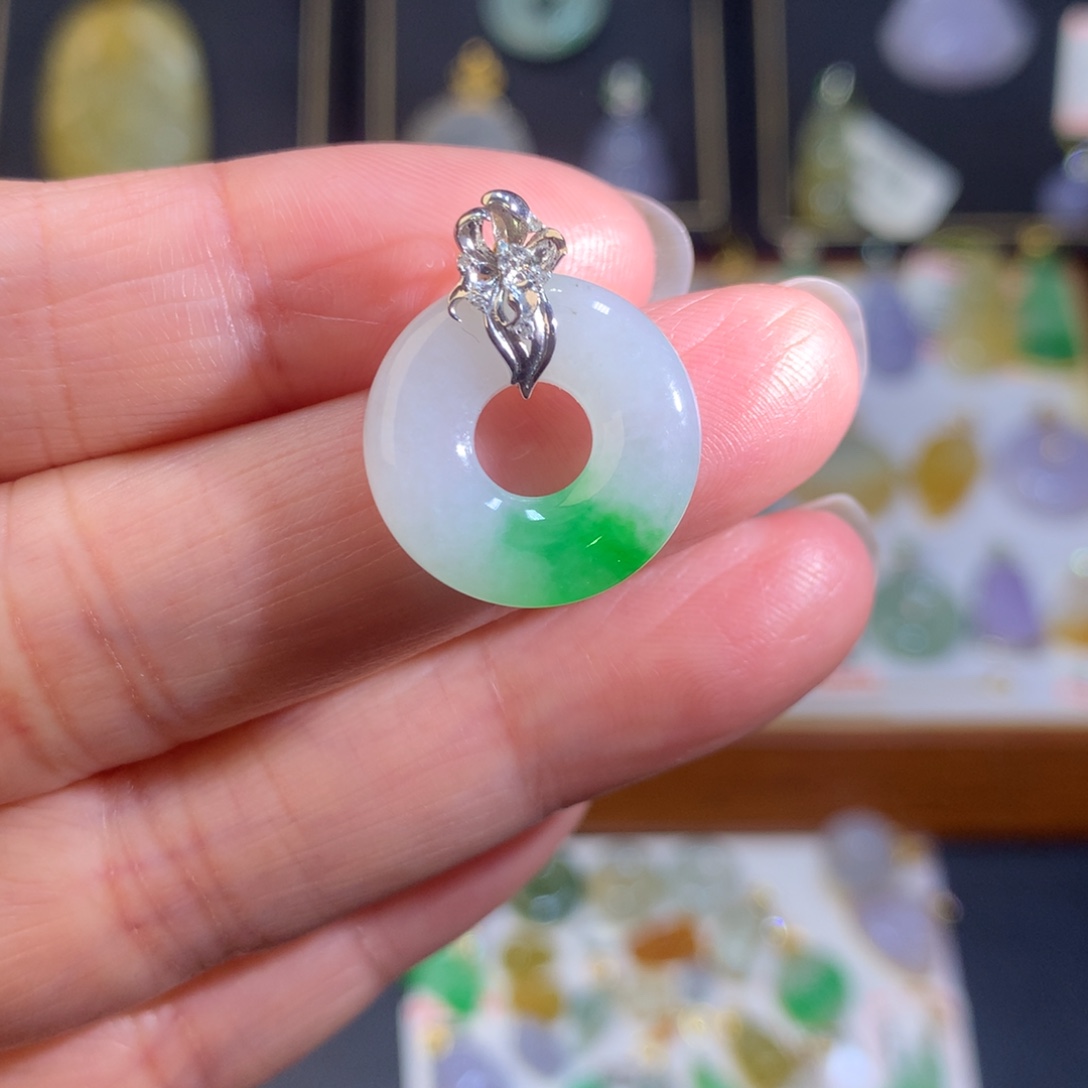 翡翠18K金镶嵌颈饰