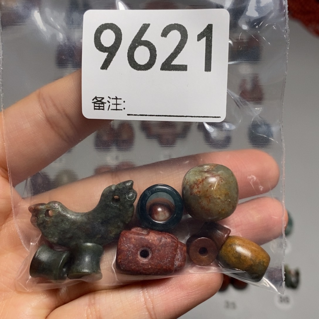 颈饰未镶嵌透闪石质玉乐*