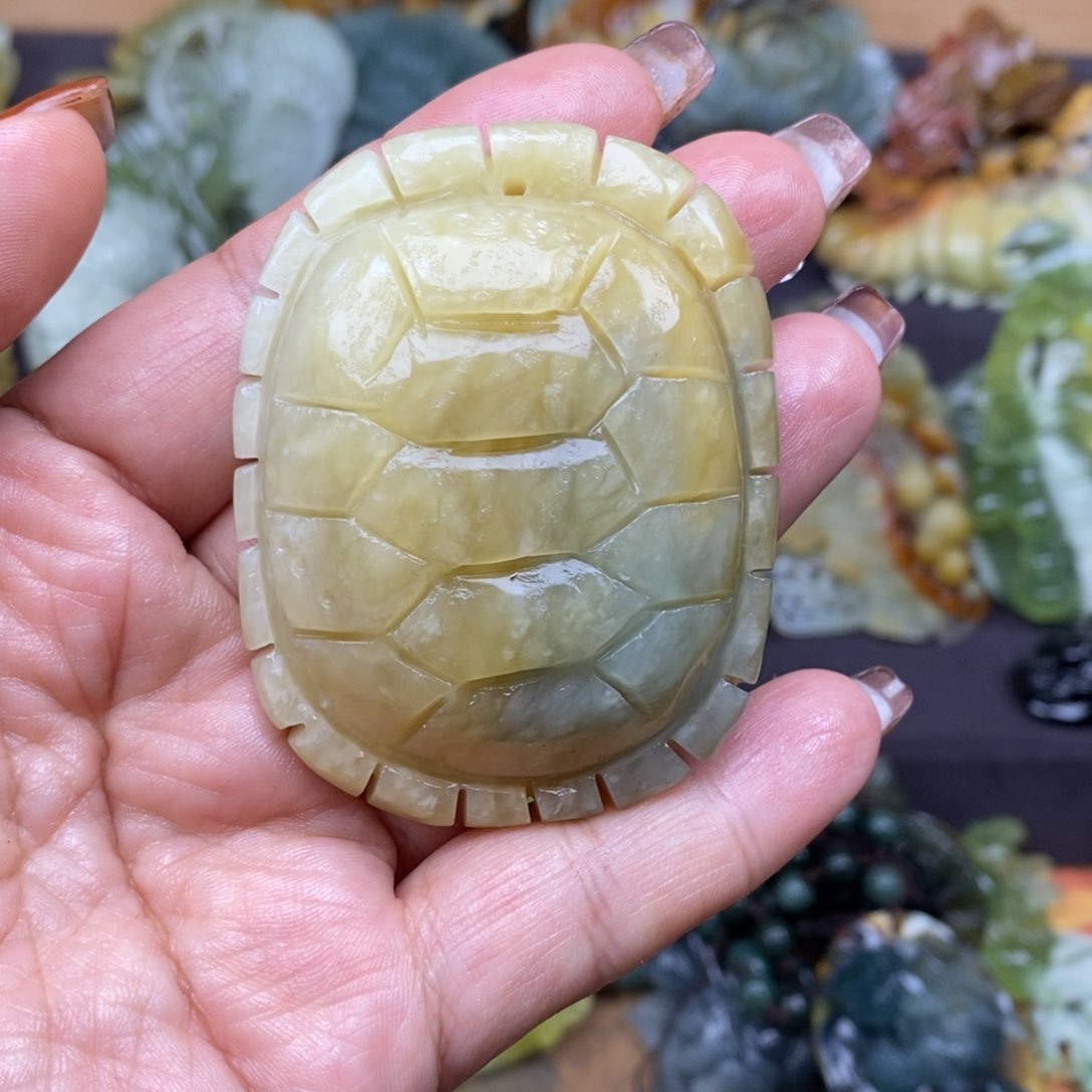 蛇纹石玉颈饰未镶嵌微瑕