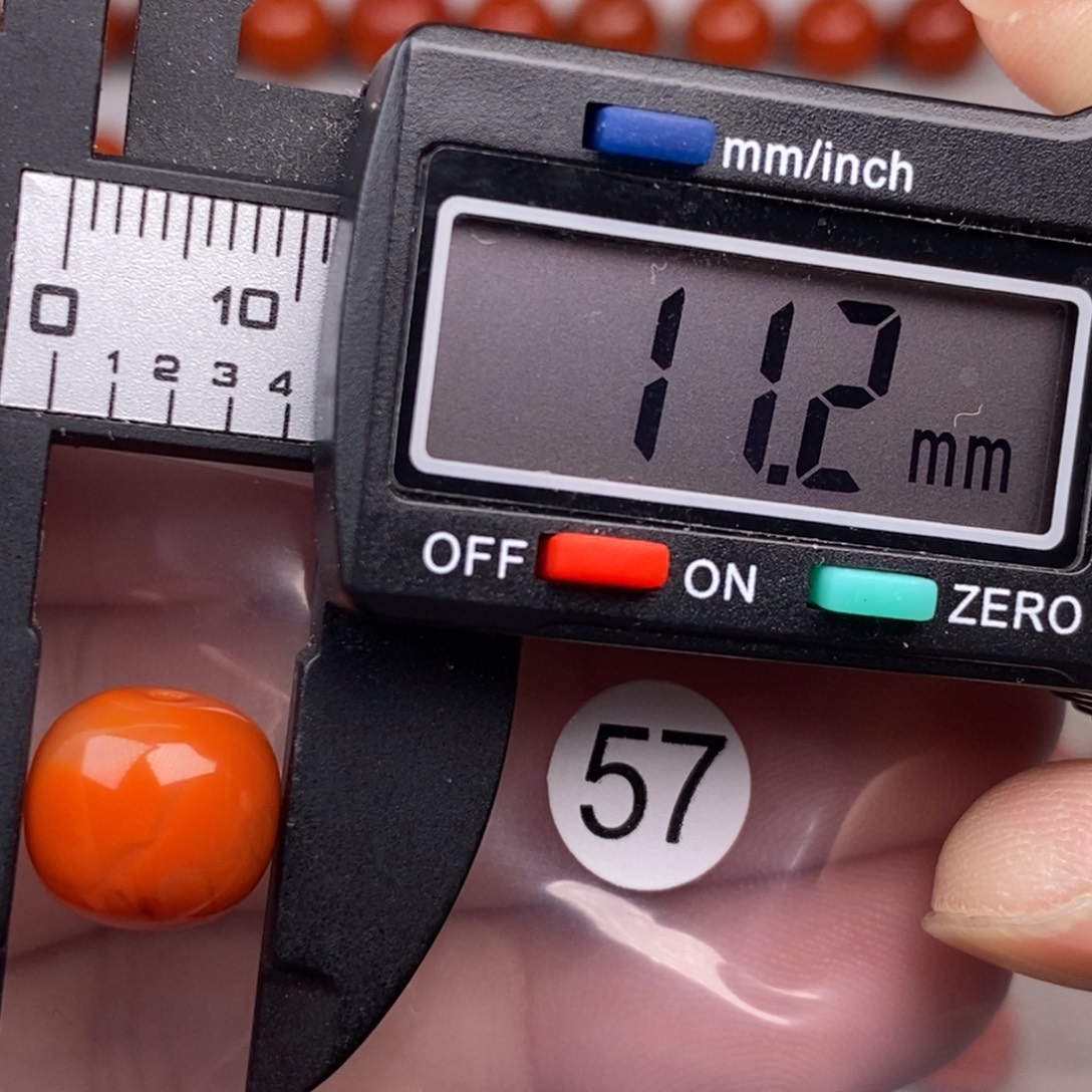 南红玛瑙未镶嵌配饰有瑕疵