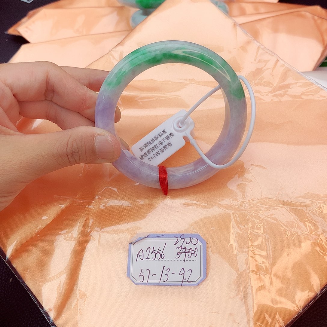 翡翠手镯未镶嵌翡翠