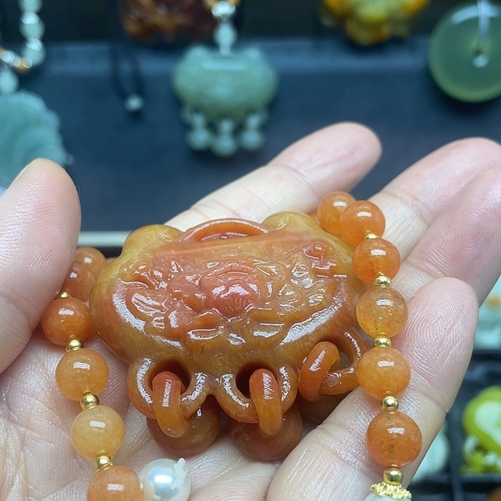 未镶嵌蛇纹石玉颈饰?****
