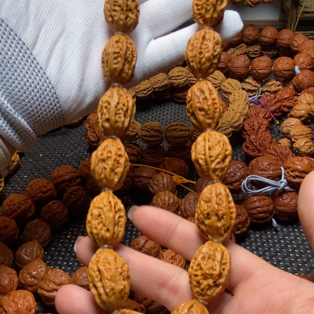 文玩核桃手串绣花鞋