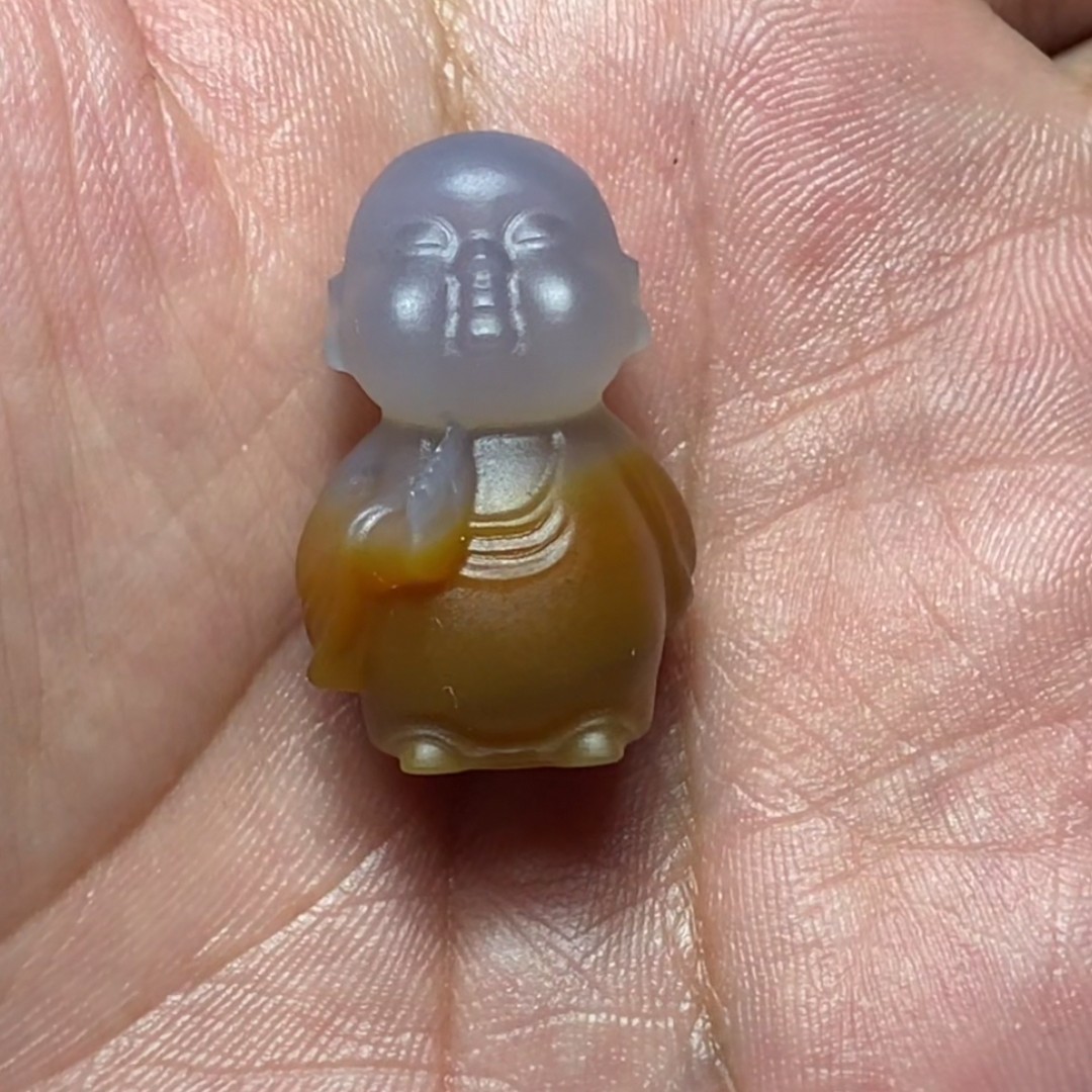天然玛瑙雕刻小和尚