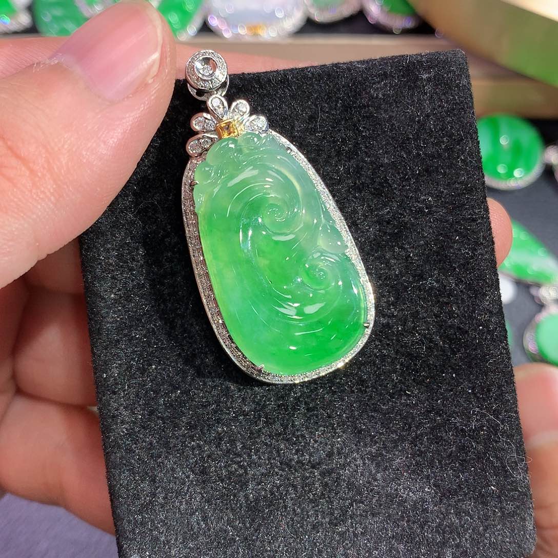 翡翠吊坠(赠链)18K金镶嵌