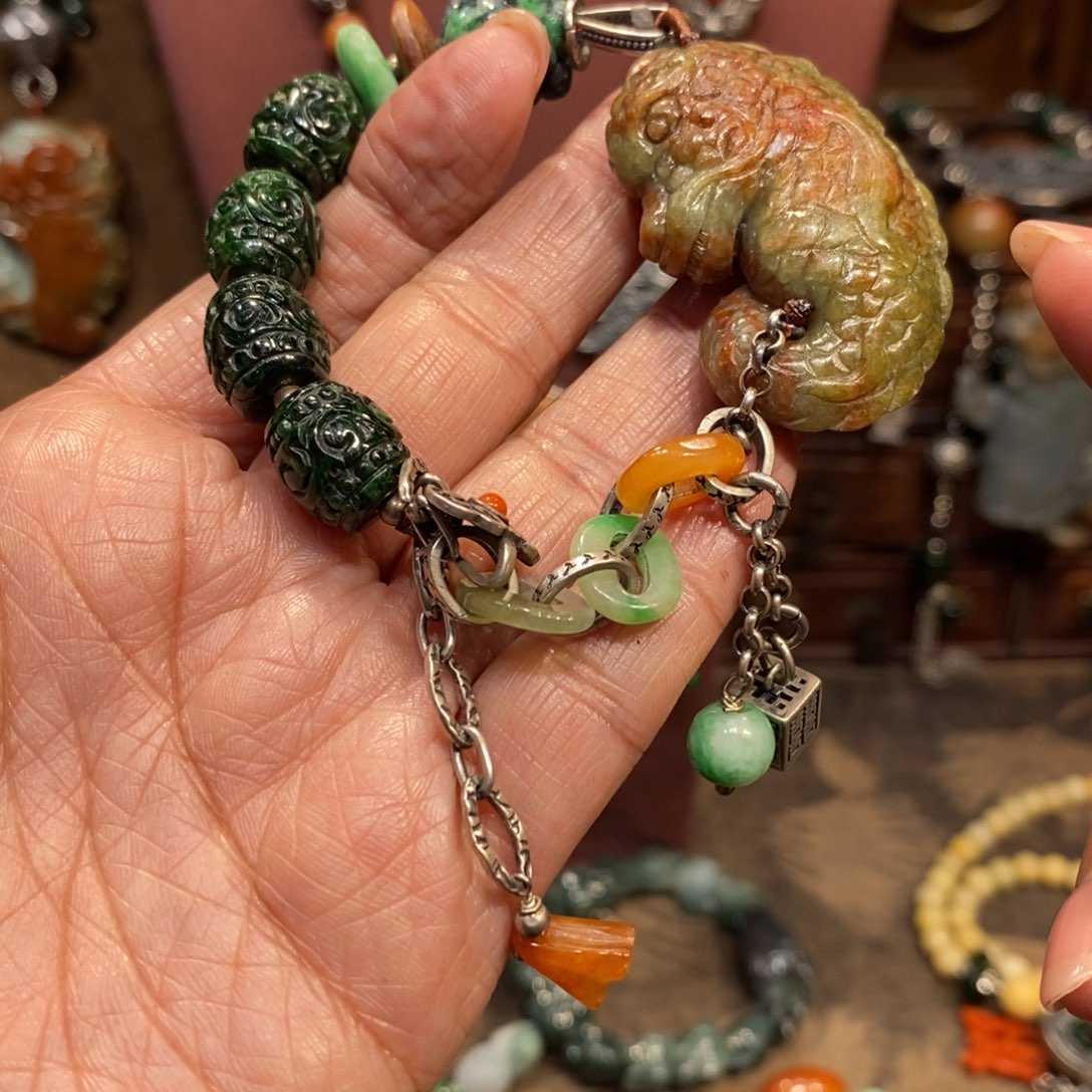 翡翠吊坠(赠链)未镶嵌