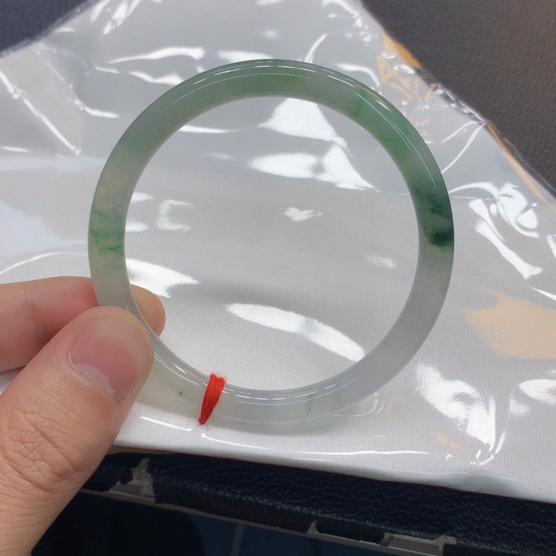 翡翠手镯未镶嵌翡翠