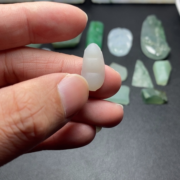 翡翠未镶嵌颈饰翡翠未镶嵌颈饰