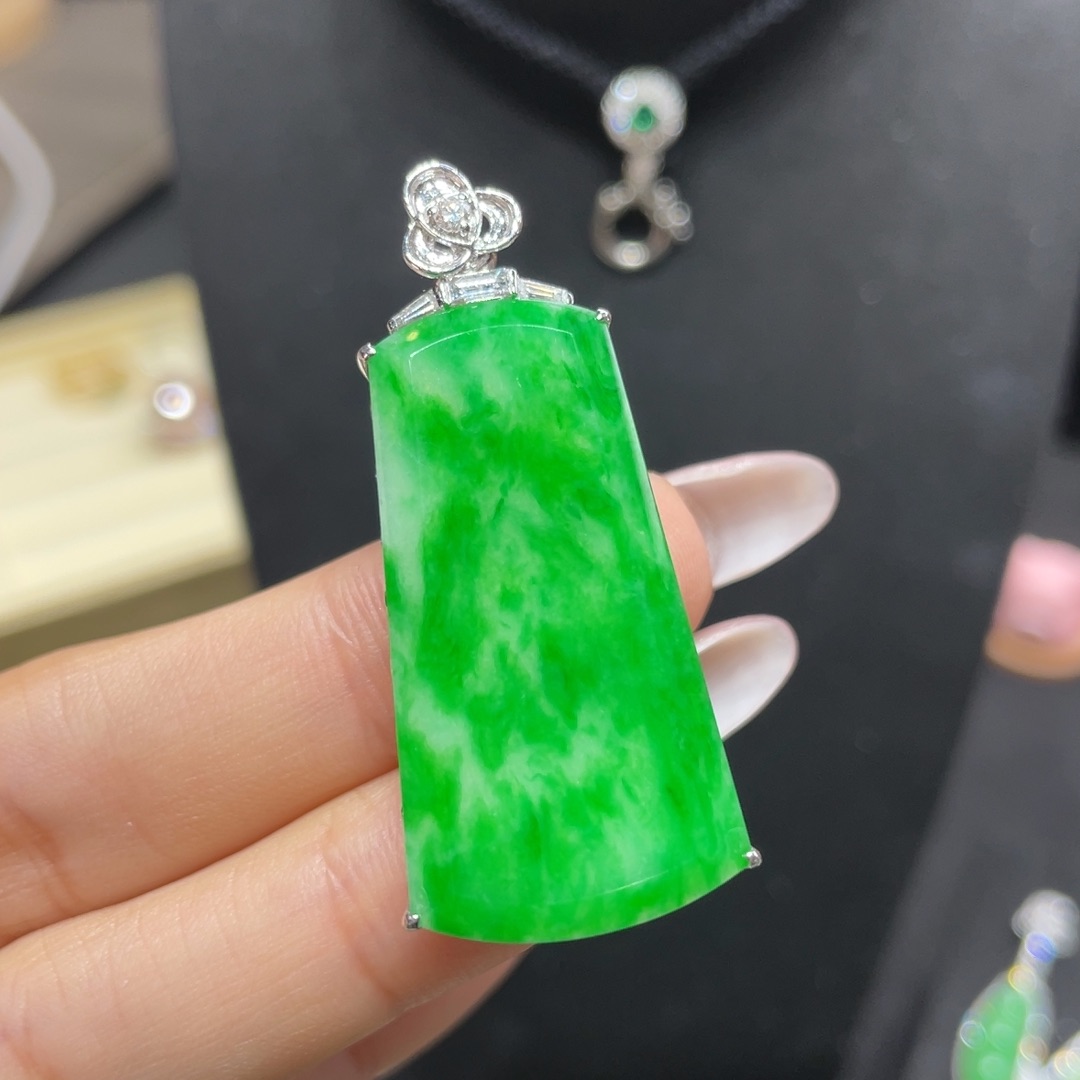 翡翠颈饰18K金镶嵌天然缅甸翡翠a货